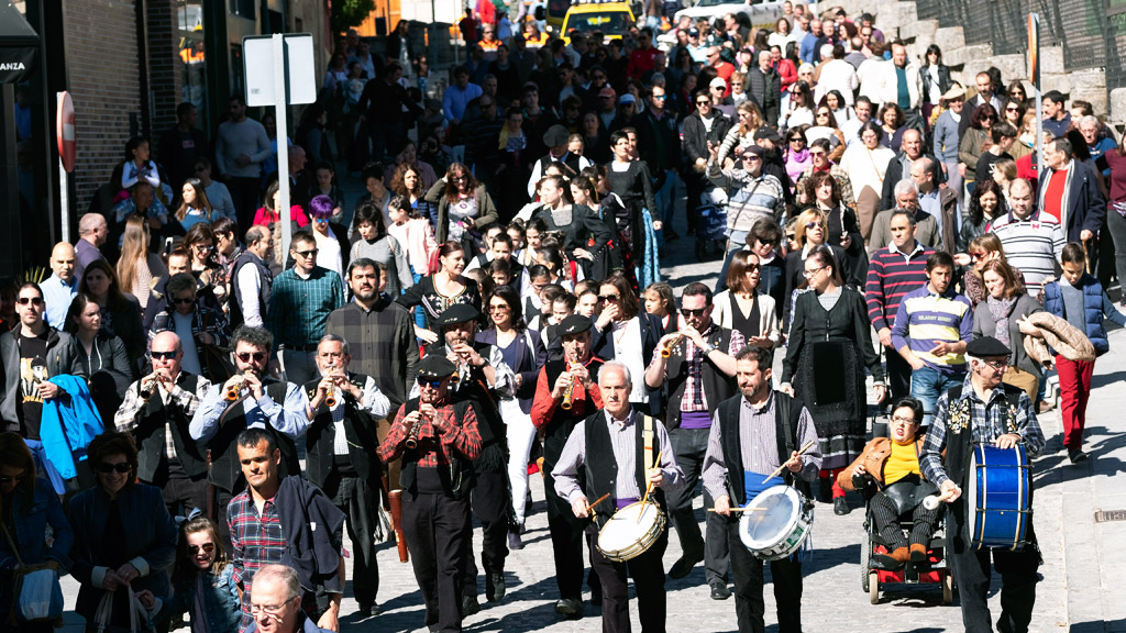 Un momento del desfile desde El Pinarillo hasta la Plaza de la Constitución. / JOSÉ REDONDO