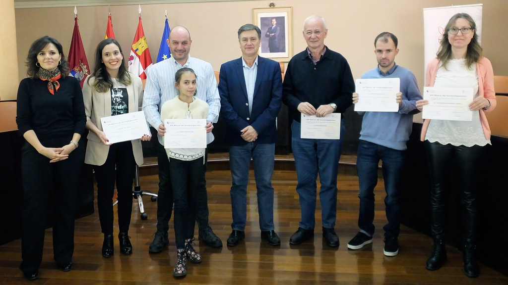 Acto de entrega de las VII Becas del Instituto de la Cultura ayer en el salón de plenos de la Diputación.