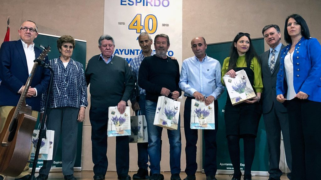 Los exalcaldes de Espirdo y la actual regidora, junto a las autoridades provinciales. / el adelantado