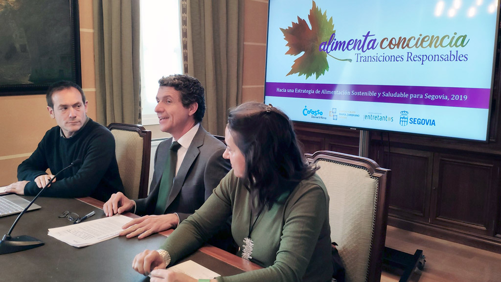 Daniel López García, Andrés Torquemada y Ana Teresa López Pastor junto al logotipo y lema de la iniciativa. / E. A.