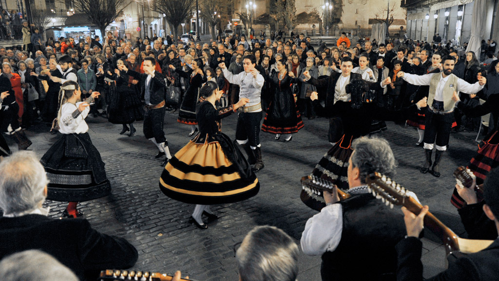 La Esteva baila en la Plaza Mayor./KAMARERO