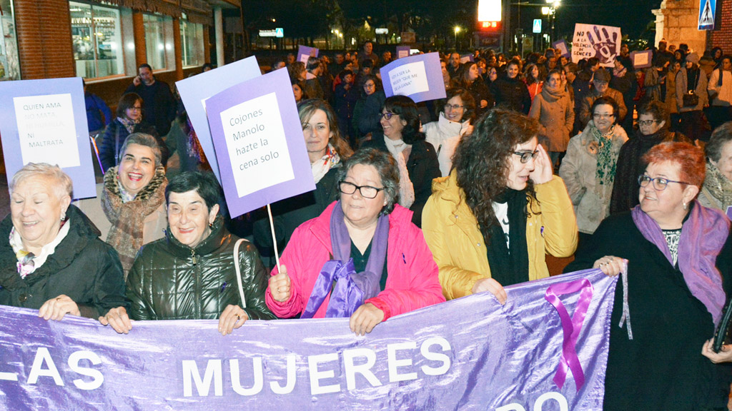 Las mujeres de Nava de la Asunción salieron a la calle para reclamar la igualdad real. / AMARUARRI
