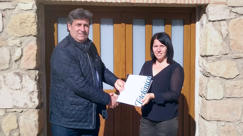 La alcaldesa de Espirdo, María Cuesta, y Juan Antonio Carrera, responsable del despliegue de fibra en CyL de Telefónica.