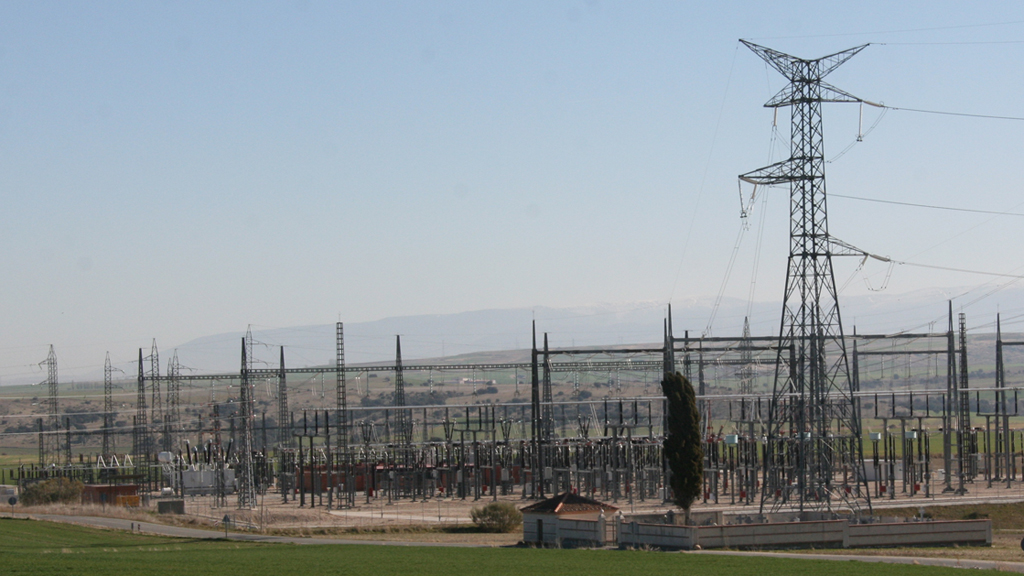 Imagen de la estación eléctrica de Lastras del Pozo, situada junto a la carretera de entrada al pueblo. / e. a.