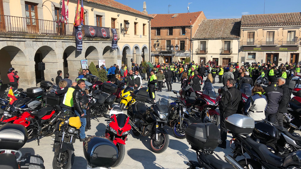 Los moteros se reunieron en la plaza de Villacastín a primera hora de la mañana. / el adelantado