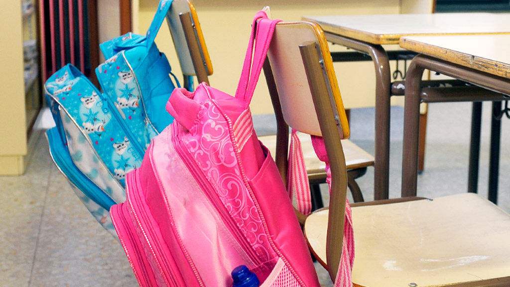 Mochilas en un aula de la provincia. / KAMARERO