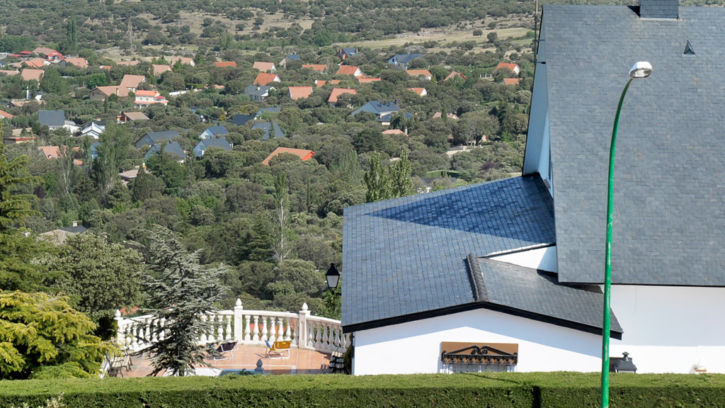 Solamente alguna de las farolas de la urbanización ilumina las calles del complejo por las noches.