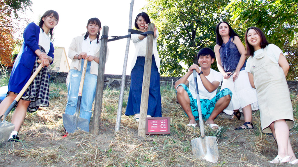 Segovia es la segunda provincia de la región en turismo idiomático 1 Estudiantes japoneses en la ya tradicional plantación de cerezos sakuras./ N. LL.