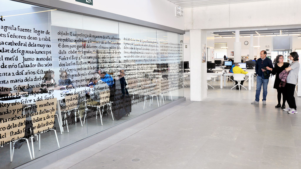 La Biblioteca Pública de Segovia mantiene sus actividades y ayer celebró una jornada de puertas abiertas, dentro del ciclo de actos extraordinarios programados para marzo. También mañana jueves habrá una nueva jornada de puertas abiertas con pases a las 12:00 y a las 18:00 horas.
Y se están celebrando durante estos días proyecciones de películas y talleres diversos, como el que hoy ofrezca el taller de encuadernación Libris a las 19:00 horas, con inscripción previa, y destinado a adultos.
Por otro lado, la Biblioteca, dependiente de la Junta de Castilla y León, mantiene abiertas dos exposiciones de la escritora e ilustradora Violenta Monreal. En ambas se pone de manifiesto la técnica de papeles rotos que utiliza la autora. A partir del 22 de marzo el protagonismo será para la música.