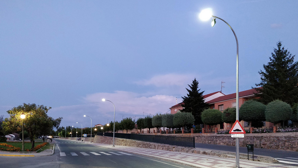 Algunas de las luminarias LED ya están instaladas en la avenida de entrada a la localidad de Coca desde Santiuste.