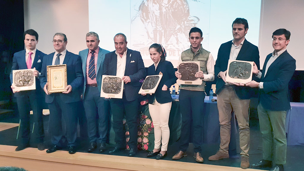 Los galardonados en el ‘Pase de las Flores’ de las jornadas taurinas de la peña Victoriano de la Serna.