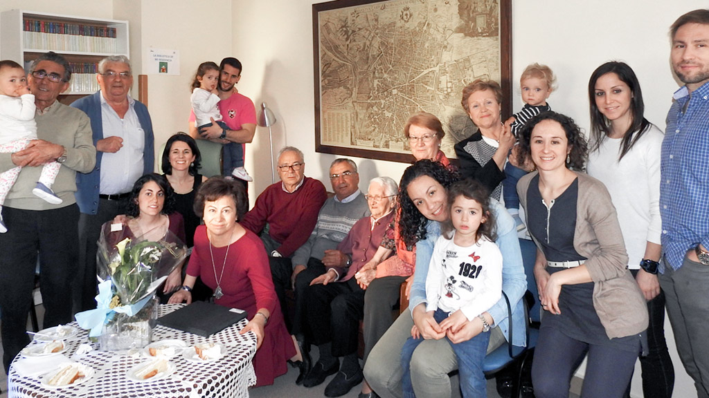 Felicísima, junto a su gran familia. / J.C.