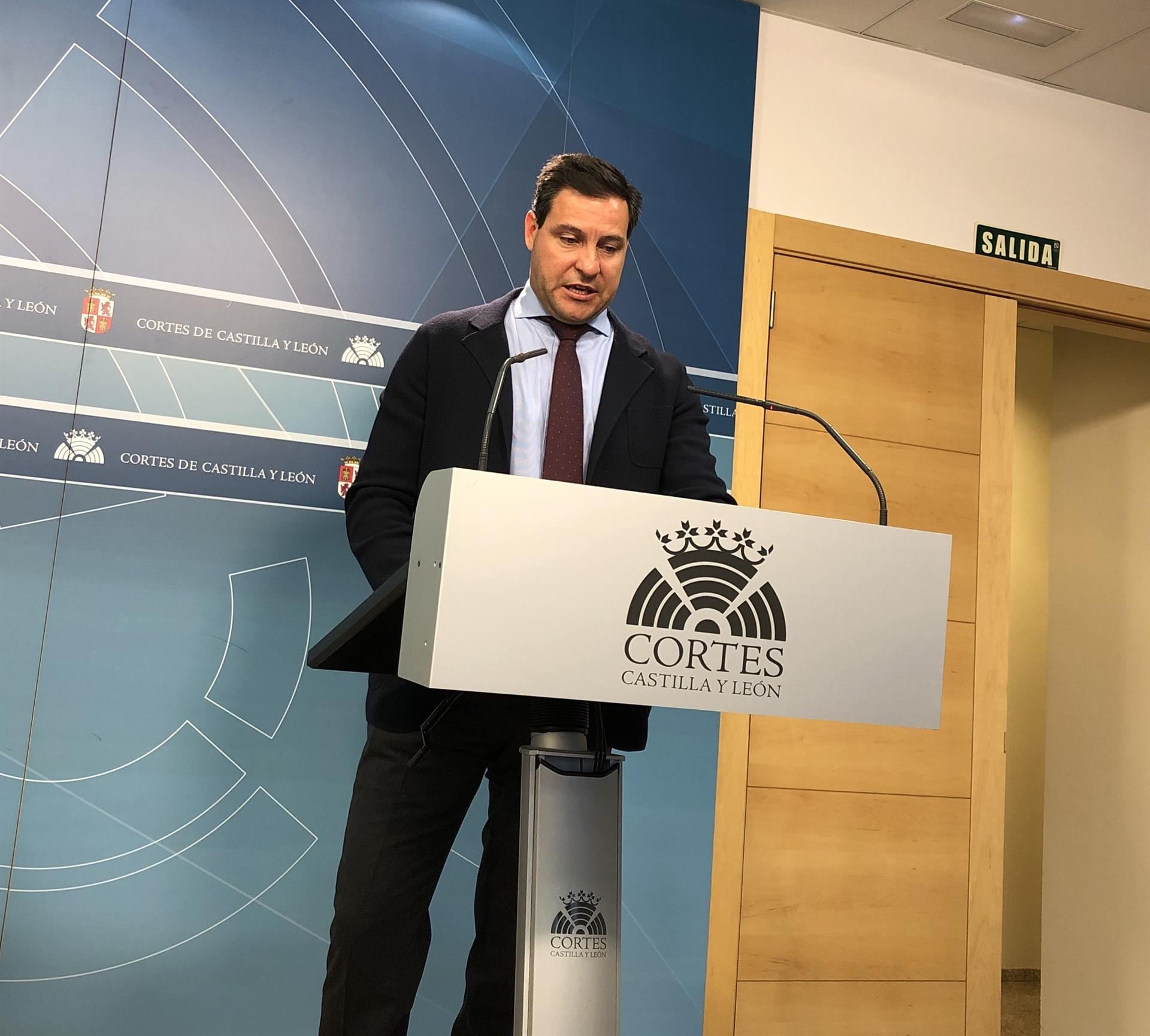 El portavoz de la Hoz traslada el apoyo del PP a la lucha de las mujeres.