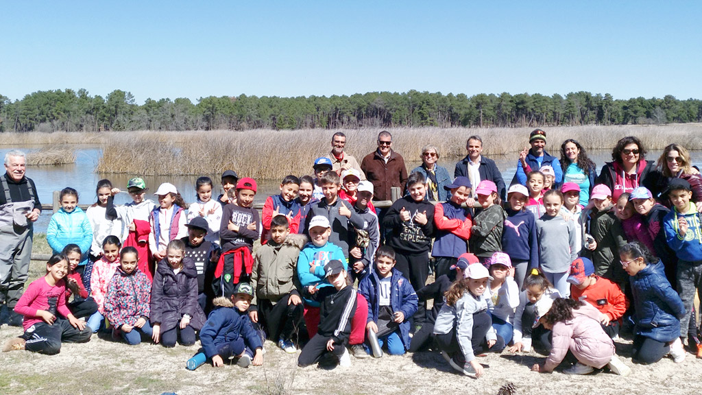 Los participantes en la plantación, junto con los responsables de la CHD y del colegio Los Arenales. / el adelantado