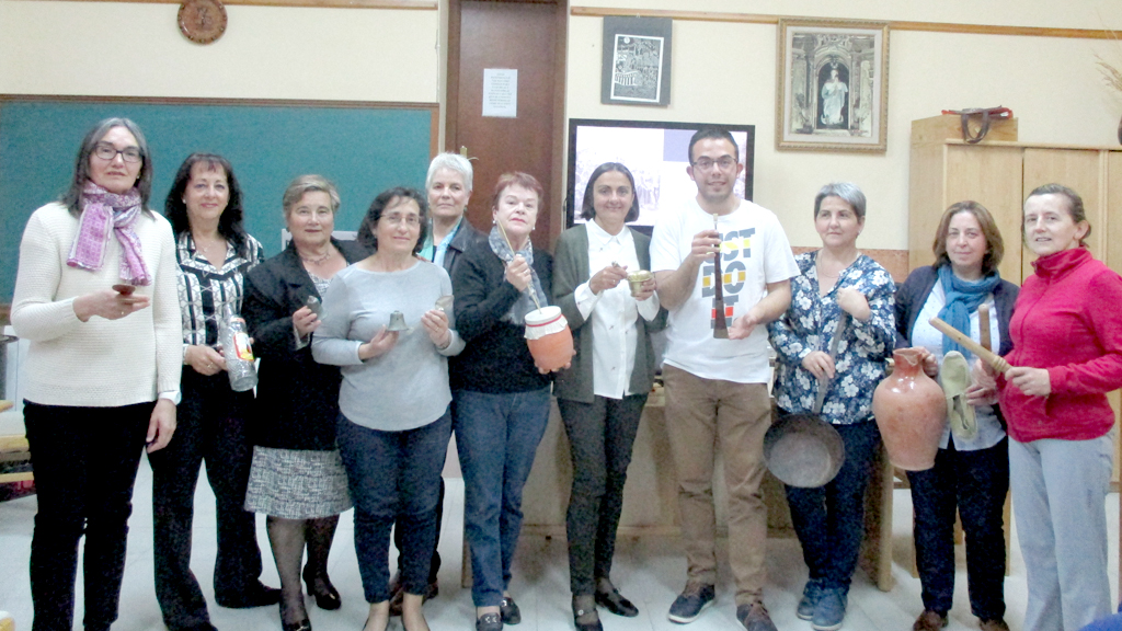 Víctor Sanz junto al grupo de las Amas de Casa de Cantimpalos.