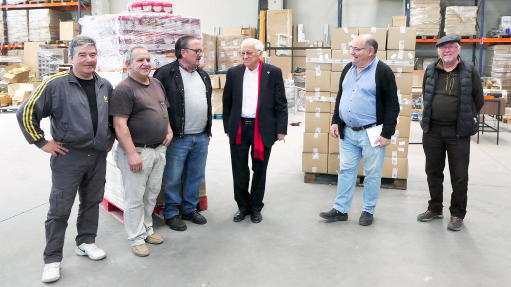 El Padre Ángel, en el centro, participó en el embalaje de los productos en El Espinar. / JOSÉ REDONDO