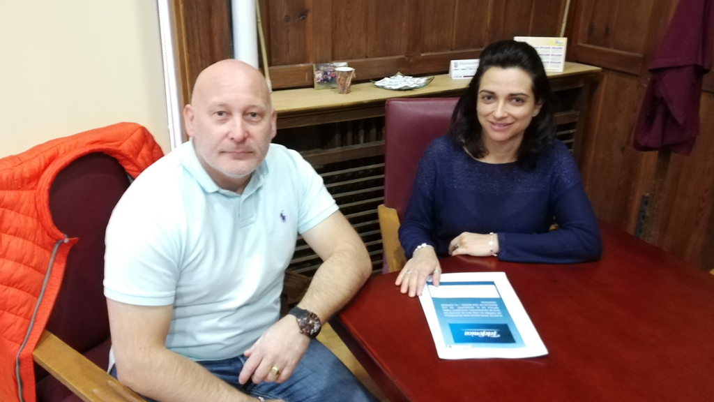 La alcaldesa espinariega y el responsable de la compañía, en la firma. / E.A.