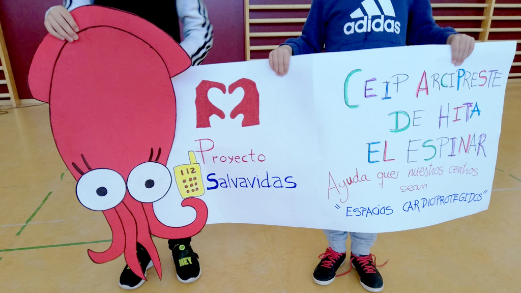 Dos escolares muestran el cartel de la campaña que se ha iniciado en el colegio. / el adelantado