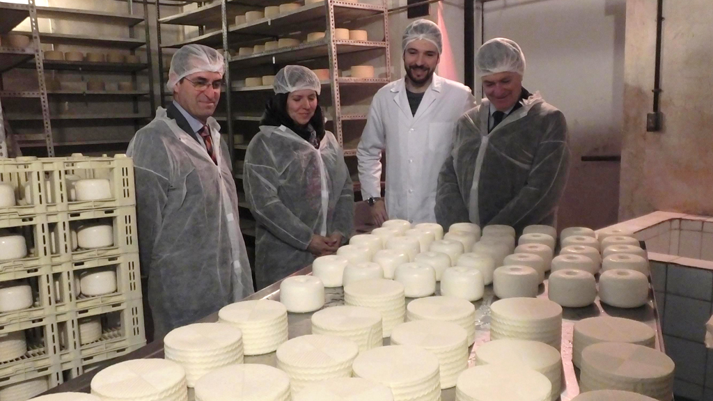 Jaime Pérez (i), María Cuesta y Francisco Vázquez (d) en su visita a la quesería ‘El Molinero’.