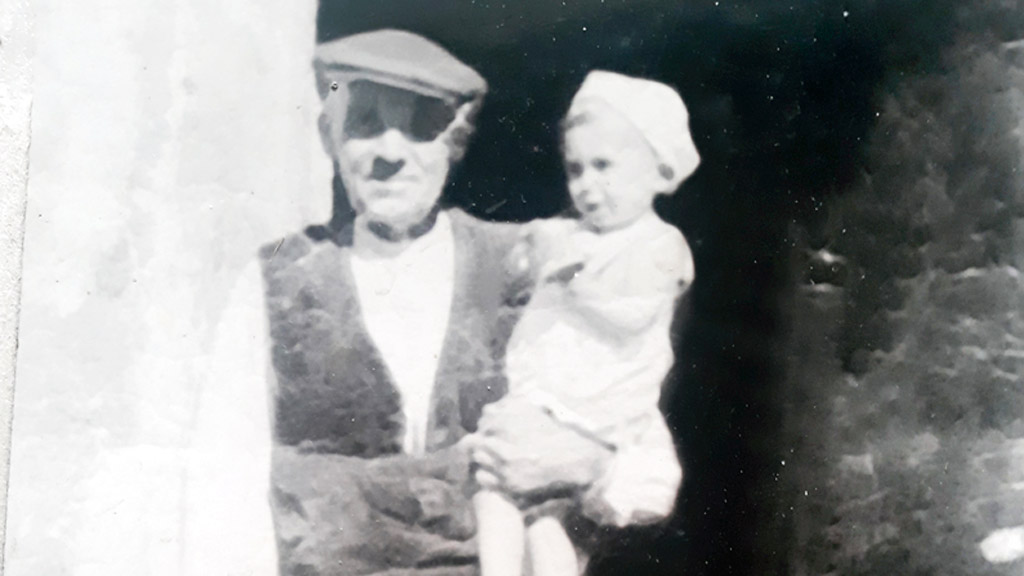 Mariano García ‘Mata’, en una imagen antigua junto a su nieto Ernesto en la puerta de la que llamaba La Casuca, el taller donde trabajaba./ álvaro pinela