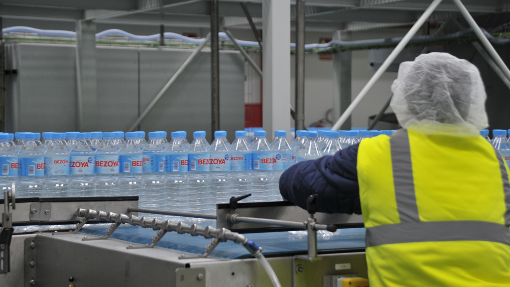 Un empleado, en una parte de la cadena de producción de la planta de Ortigosa. / kamarero