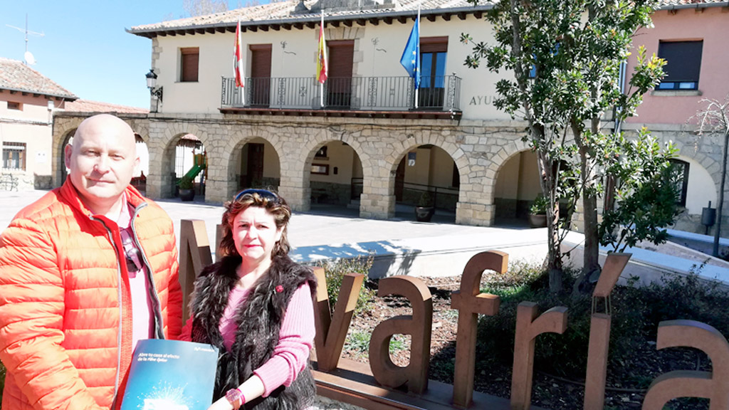Juan Carlos Fernández y Carmina Lobo, ante el Ayuntamiento de Navafría. / E. A.