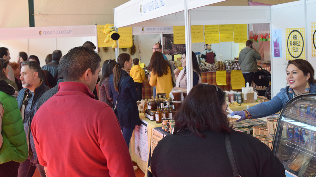 Los expositores de artesanía, alimentación, textil o decoración junto a la amplia oferta en lo que a maquinaria agraria se refiere, hacen las delicias de los visitantes de Fuentepelayo estos días.