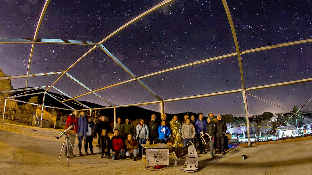 Participantes en el taller, en uno de los establecimientos Starligth, de Navafría. /el adelantado