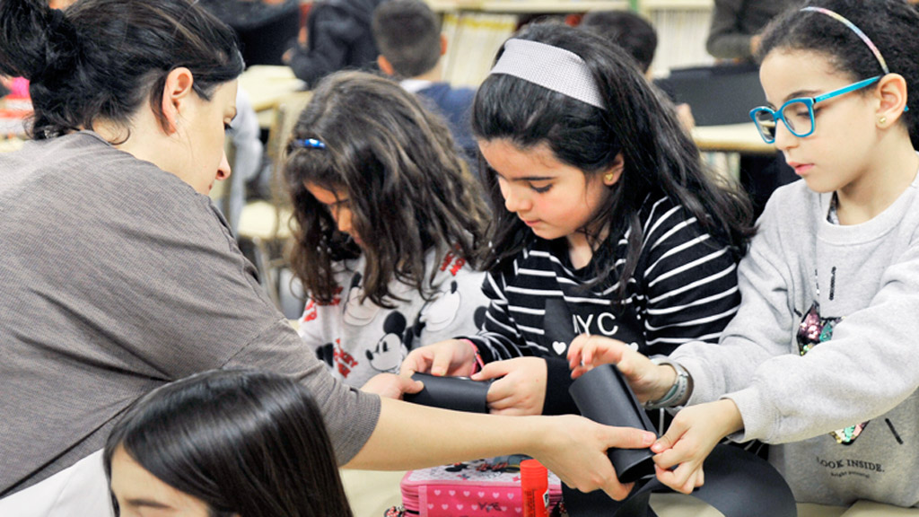 Taller en el que los alumnos del colegio Santa Eulalia elaboran su propia cámara oscuras siguiendo las indicaciones de Eva Mónica de Migue. / KAMARERO