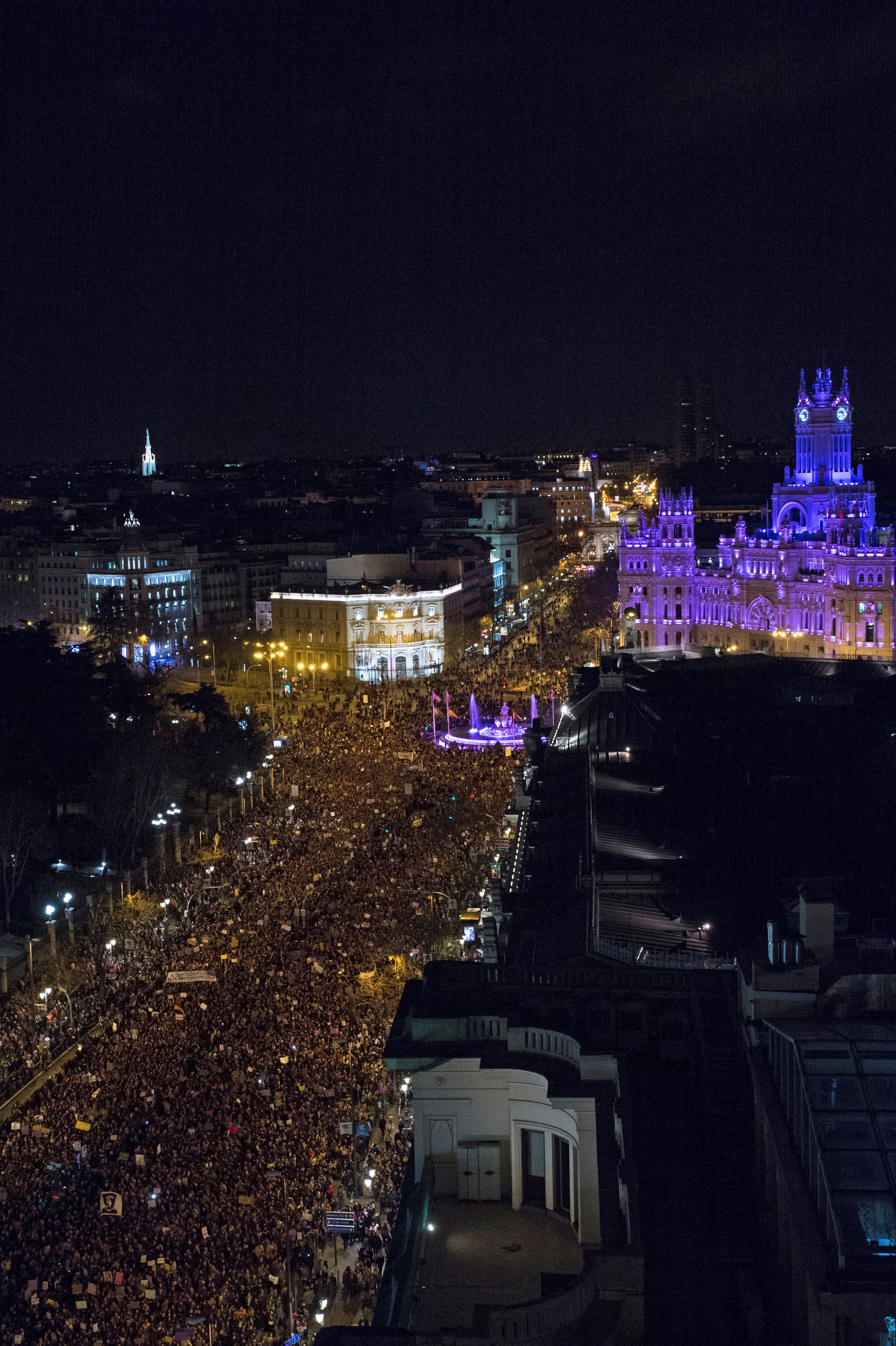 La marcha por el Día de la Mujer en Madrid abarrota los alrededores de la Plaza de Cibeles.