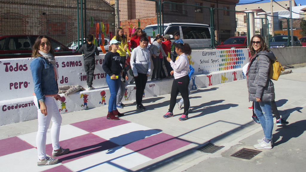 Alumnos y profesores participaron en juegos cooperativos, gymkanas y bailes.
