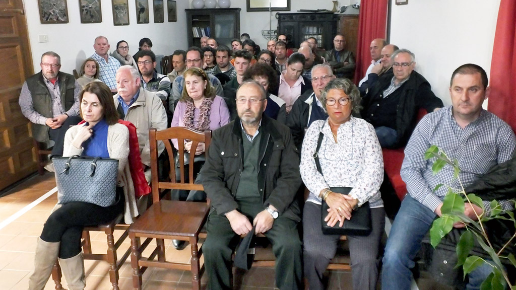 Alcaldes y concejales de toda la comarca se dieron cita en Santa María la Real de Nieva. / el adelantado