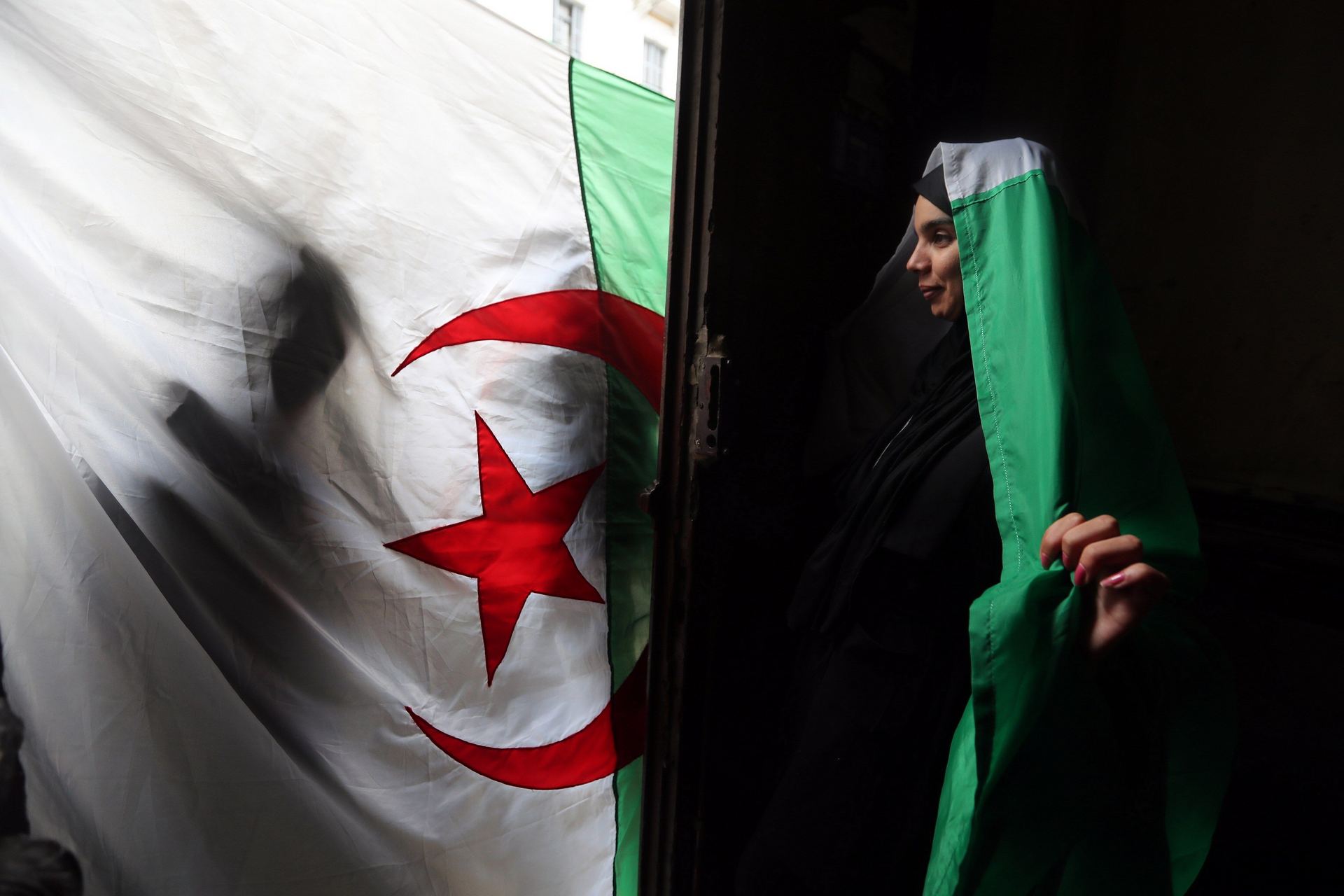 Una mujer posa con una bandera argelina durante las protestas que se celebraron en Argelia contra Buteflika.
