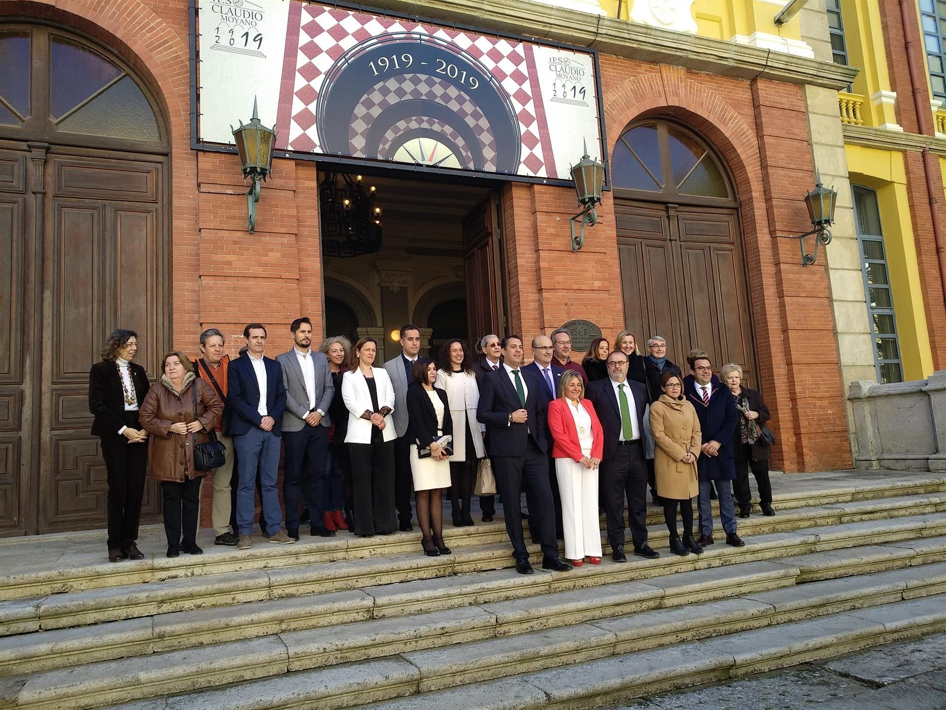El consejero de Educación, Fernando Rey, y diversas personalidades ante la puerta del IES Claudio Moyano. / europa press