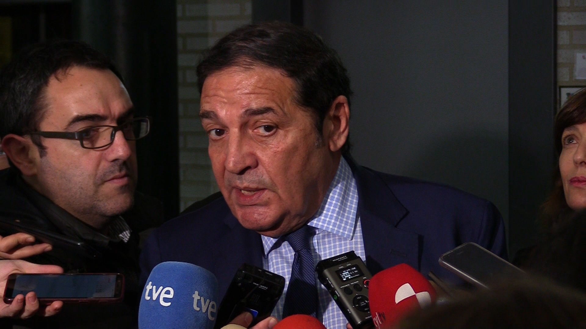 Sáez Aguado insiste en pedir que se refuerce la Atención Primaria 1 El consejero de Sanidad de la Junta, Antonio Sáez Aguado, atiende a la prensa en un encuentro anterior.