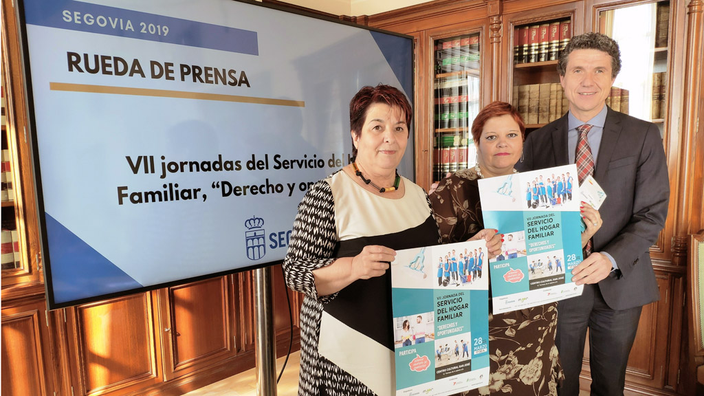 La alcaldesa, Clara Luquero, posa con los carteles de la campaña junto a la responsable de Mujer de Comisiones Obreras, Pilar García, y el concejal de Servicios Sociales, Andrés Torquemada. / El Adelantado