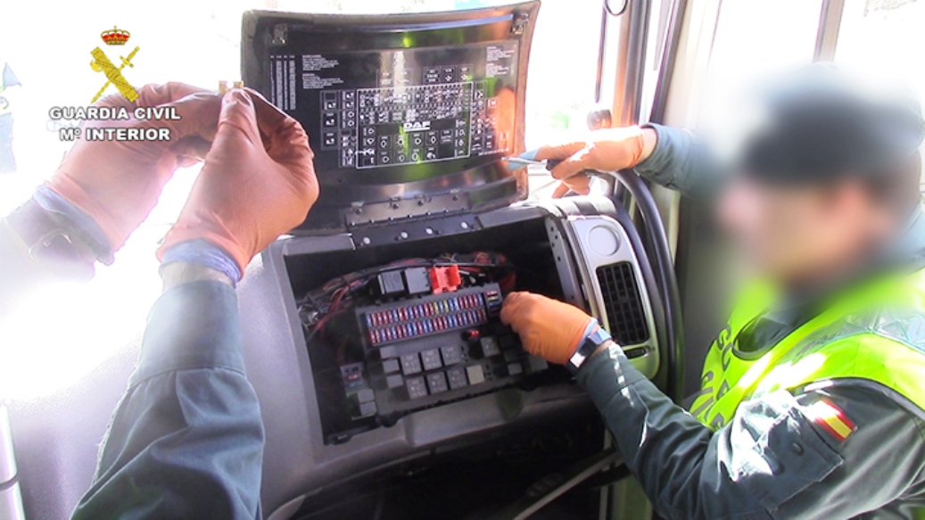 La Guardia Civil ha descubierto el trucaje a que eran sometidos algunos camiones. / el adelantado