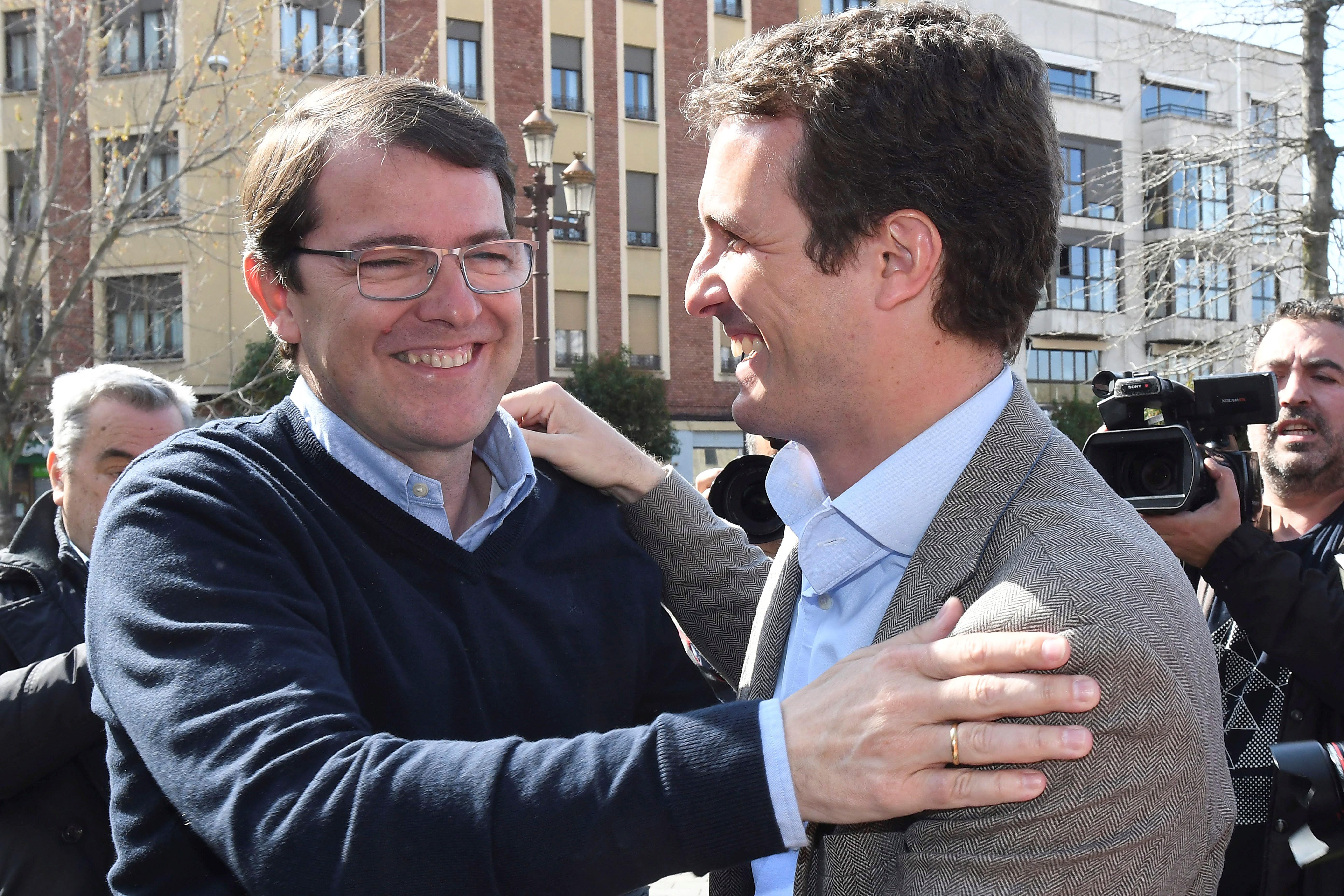 El presidente del PP, Pablo Casado, saluda al presidente regional Alfonso Fernández Mañueco en León.