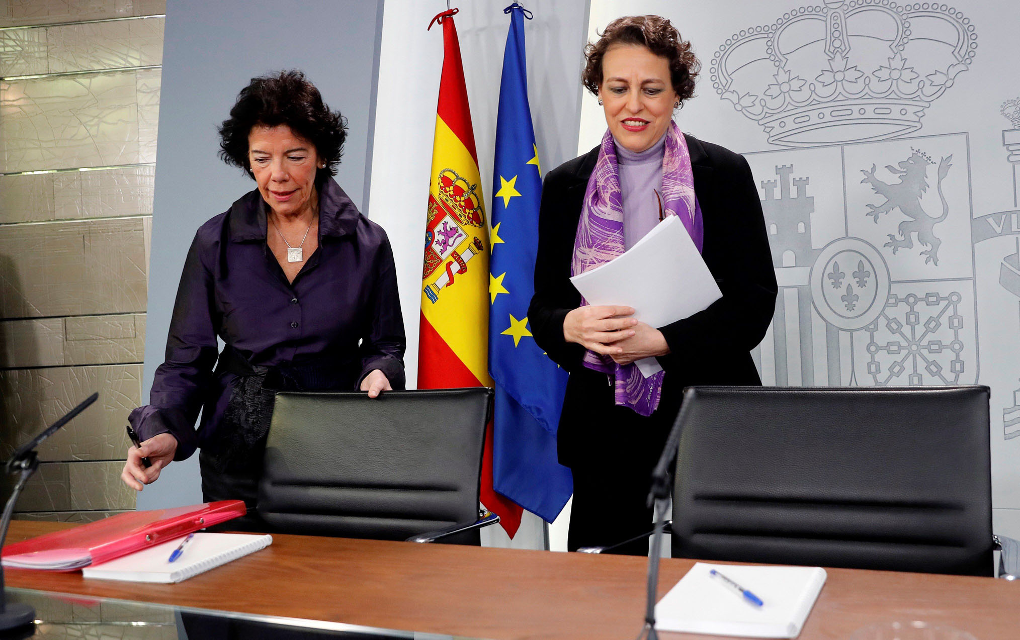 La portavoz del Gobierno, Isabel Celaá, y la ministra de Trabajo, Magdalena Valerio (d), tras el Consejo de Ministros.