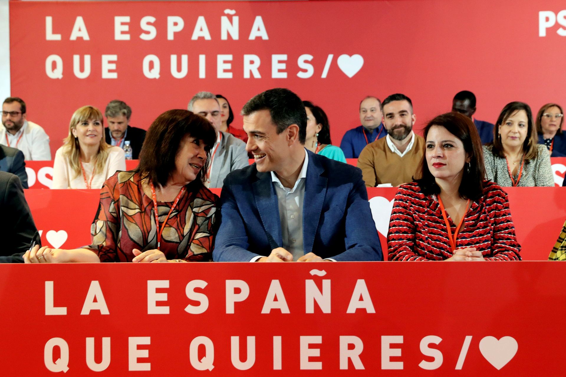 El presidente, Pedro Sánchez, con la portavoz del PSOE, Adriana Lastra, y la presidenta del PSOE, Cristina Narbona.