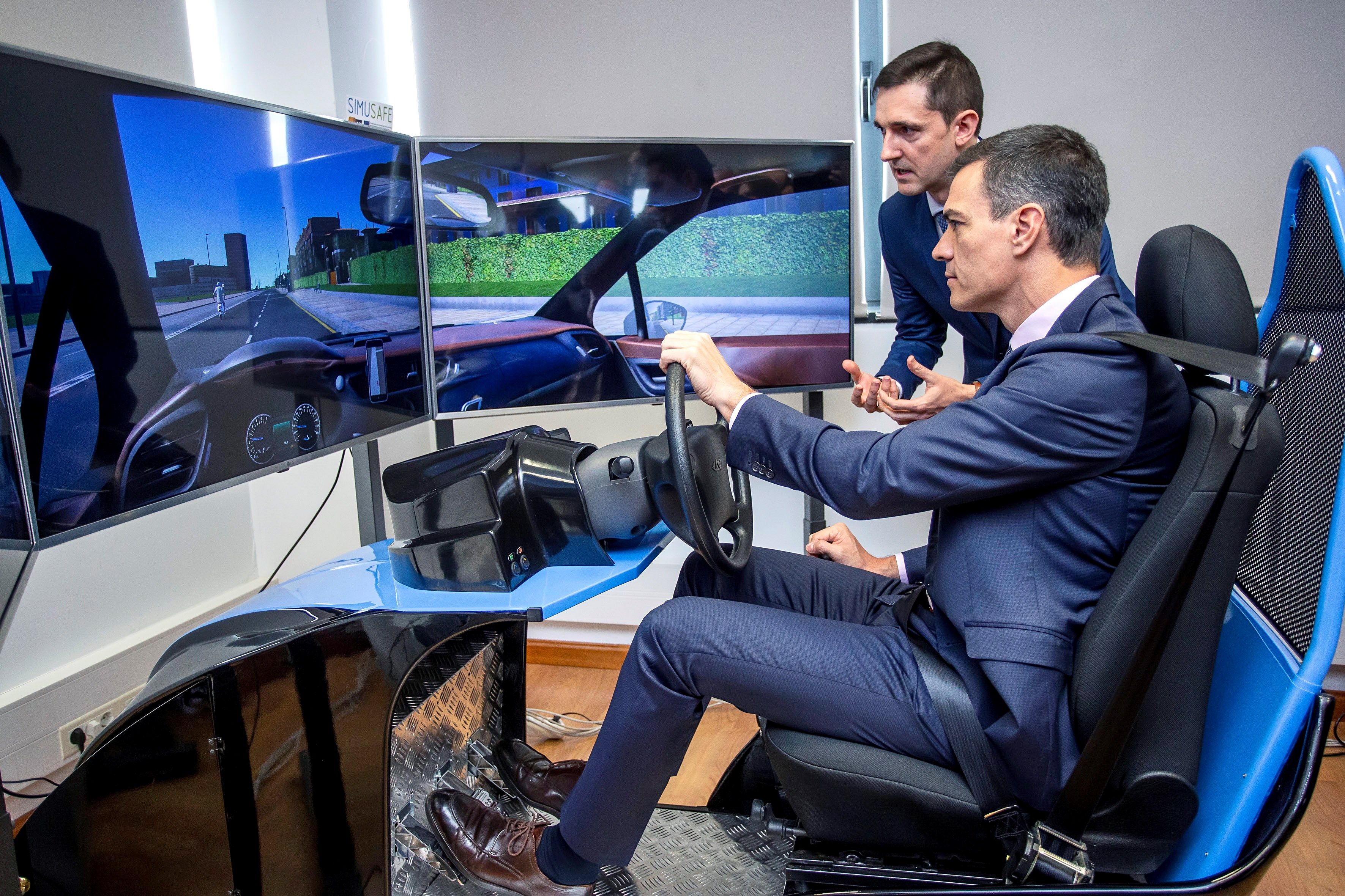 El presidente del Gobierno Pedro Sánchez prueba un simulador de conducción en Burgos.
