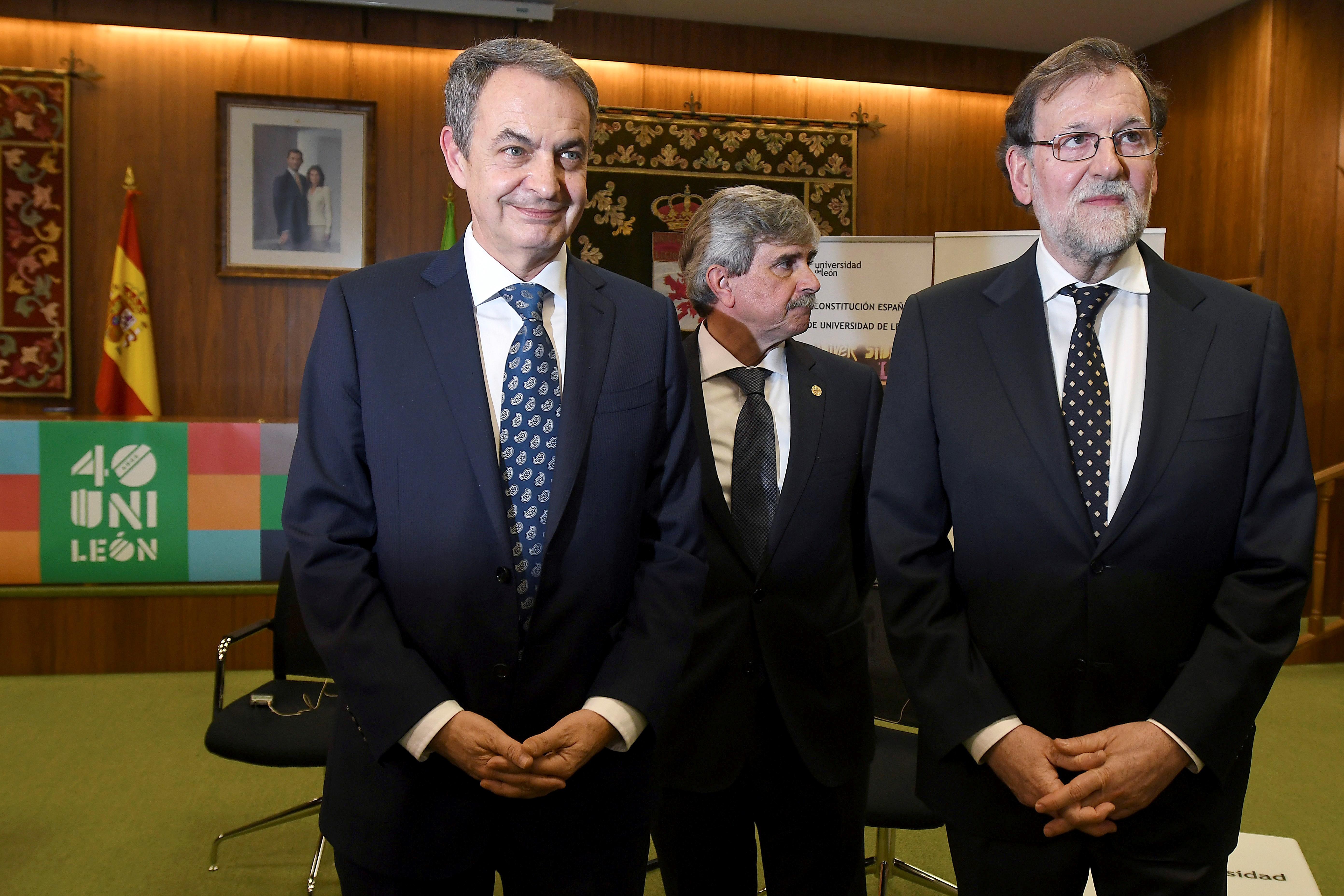 Los expresidentes José Luis Rodríguez Zapatero y Mariano Rajoy, junto con el rector de la ULe, Juan Francisco García.