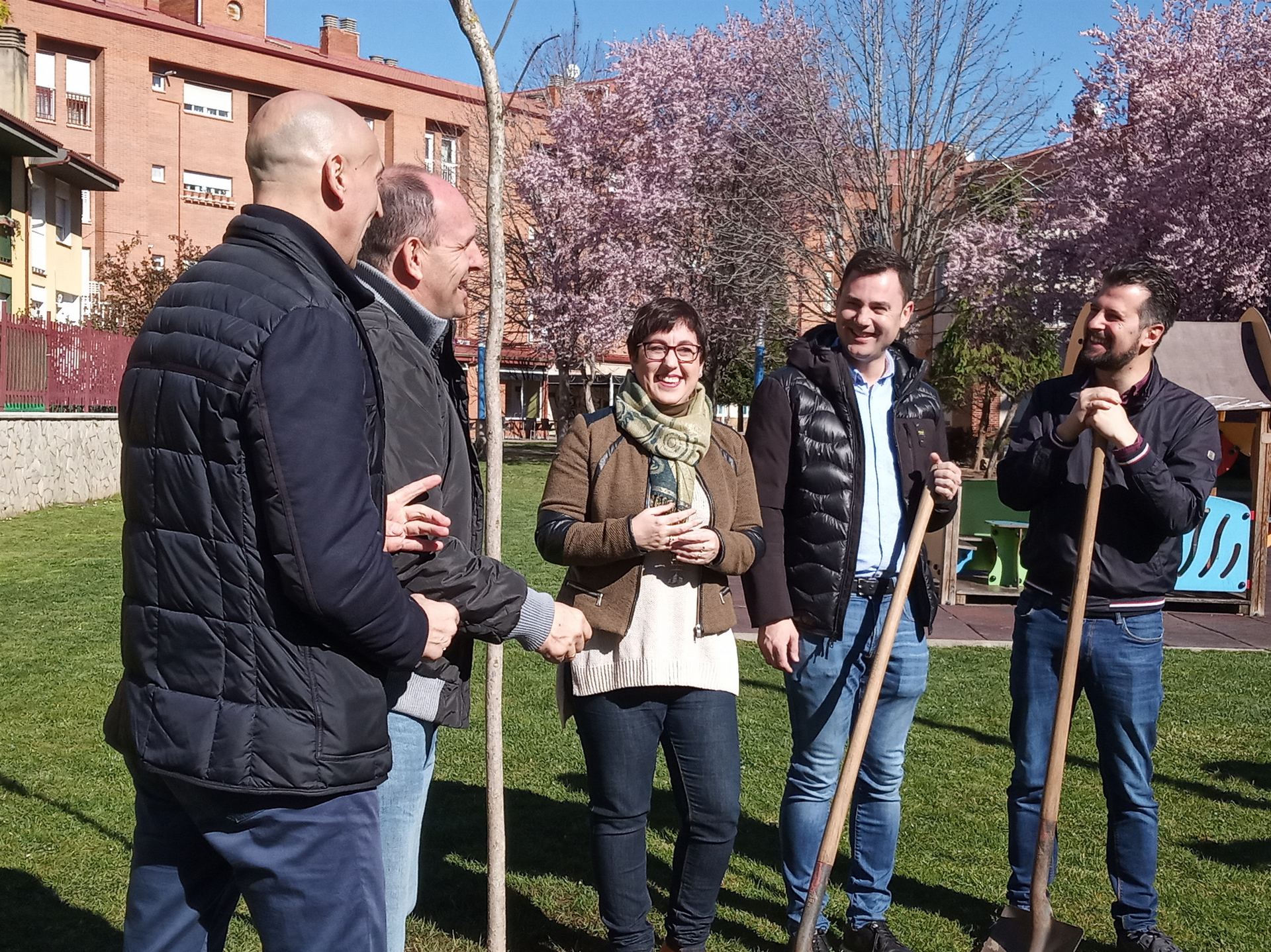 Tudanca (d) con varios dirigentes socialistas en la localidad leonesa de San Andrés del Rabanedo. / europa press