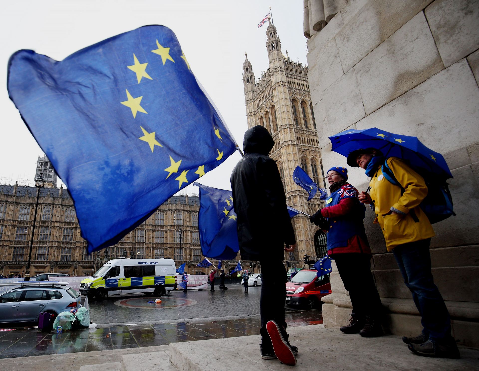 Manifestantes proeuropeos se reúnen ante el parlamento de Reino Unido en Londres.