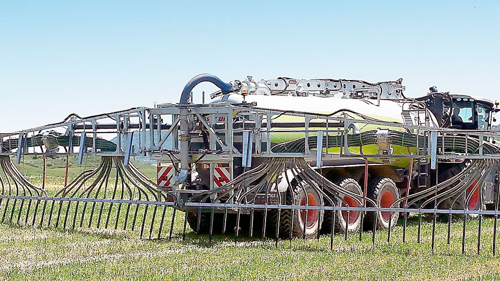 Un tractor con una cuba preparada para el esparcido de purines. /  el adelantado