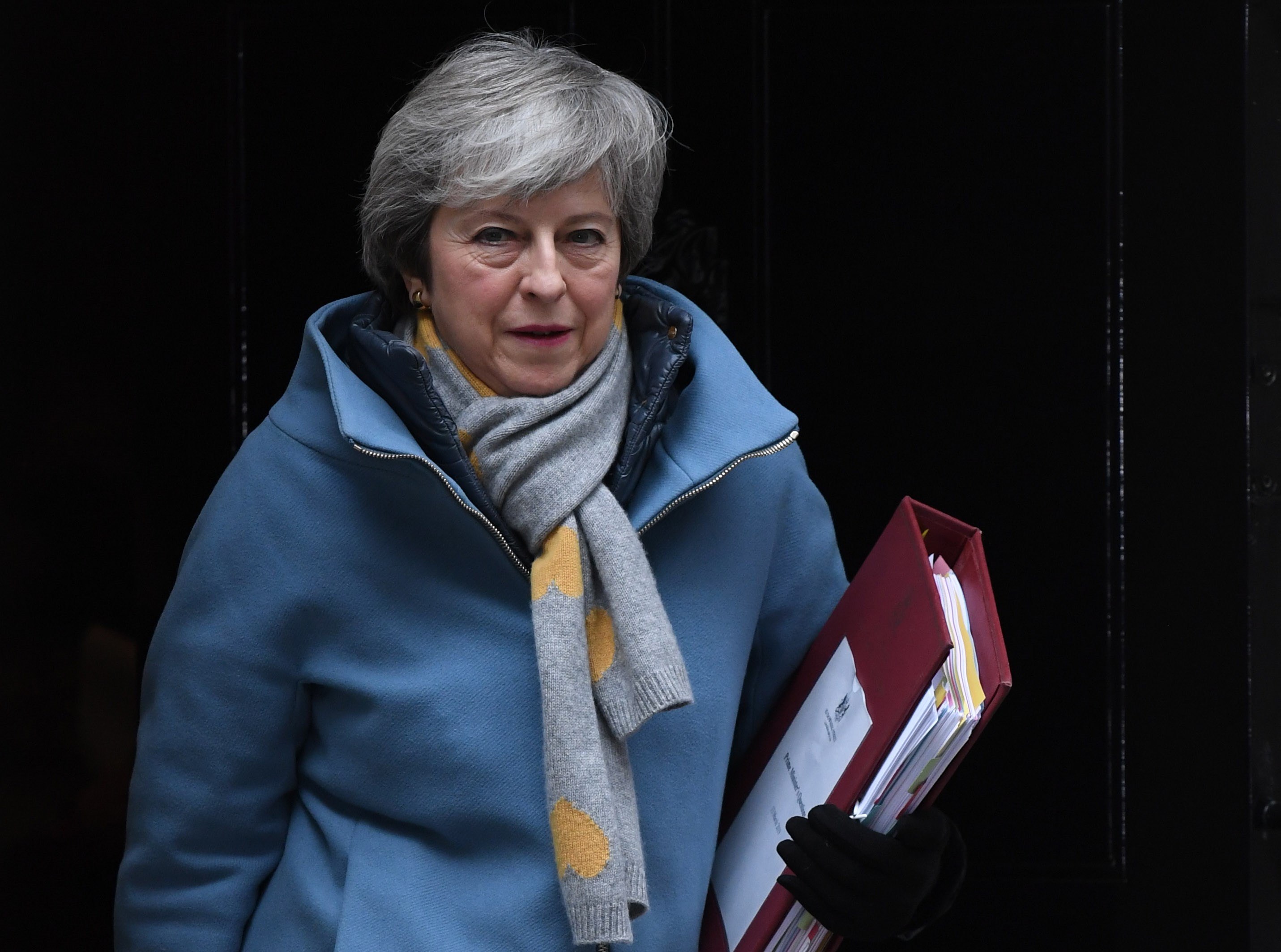 La primera ministra británica, Theresa May, sale de Downing Street tras un Consejo de Ministros.