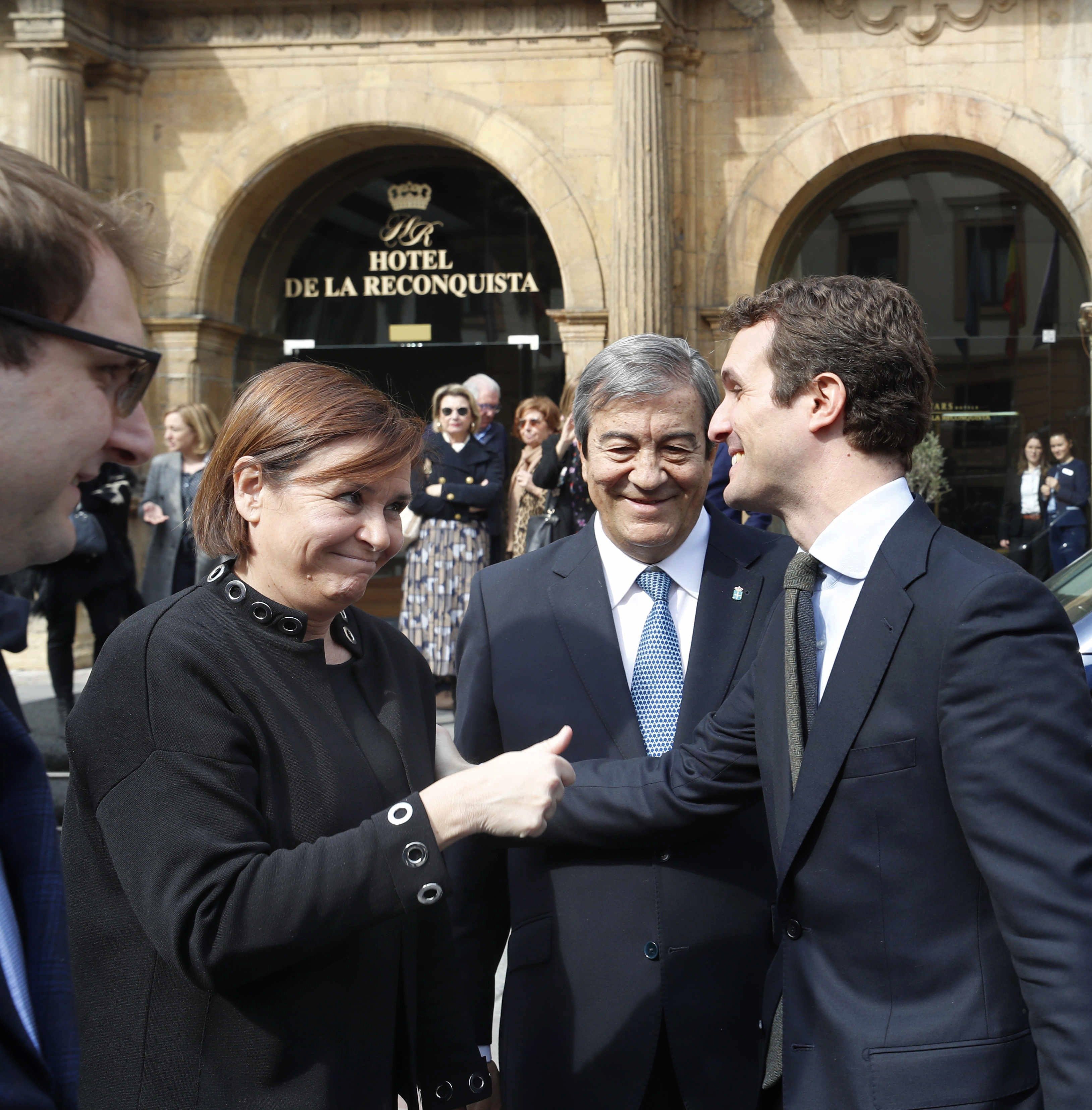Pablo Casado (d) junto a la presidenta y vicepresidente de Foro Asturias.