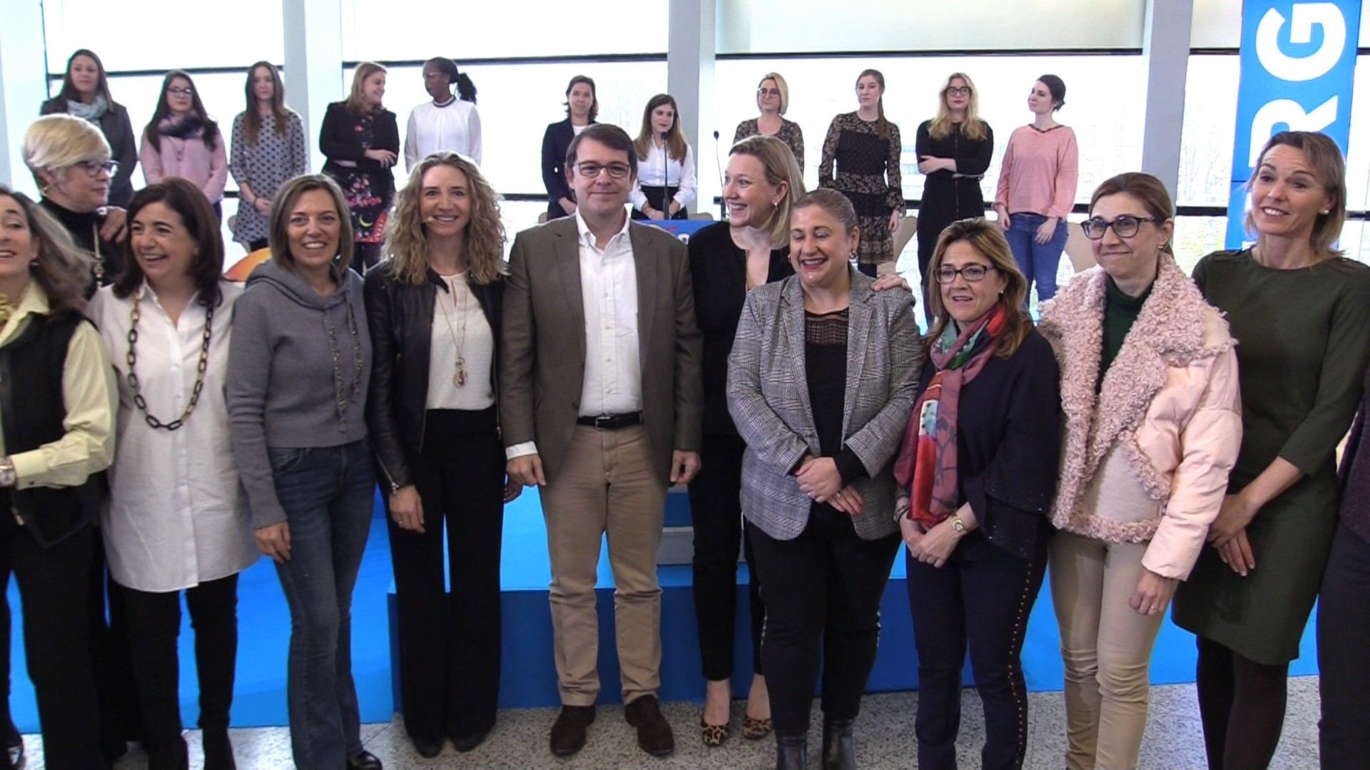 El presidente del PP de Castilla y León, Alfonso Fernández Mañueco, con otras representantes del partido. / Europa press