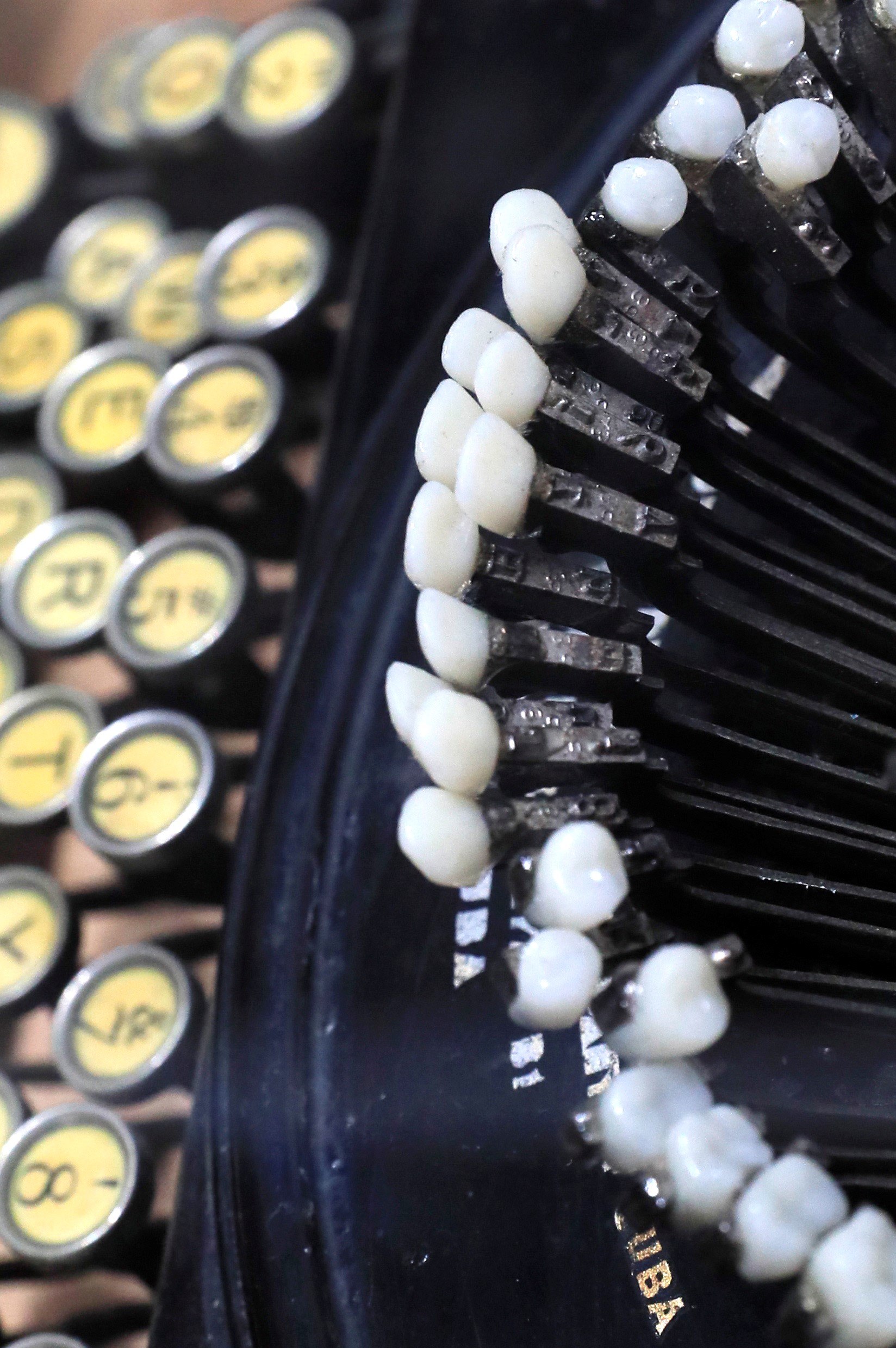 Detalle de la obra ‘Escritor insaciable’, de la cubana Glenda León.