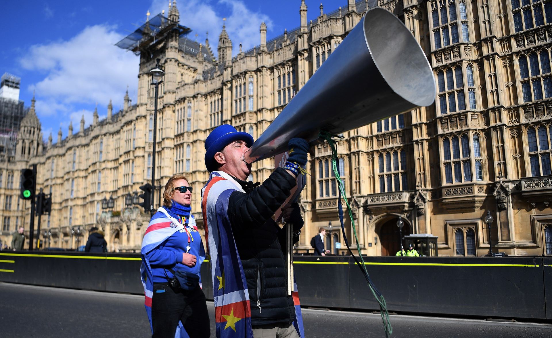 Un activista pro-Europa grita consignas ante el parlamento británico.